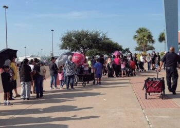 Hacen largas filas para recibir útiles escolares