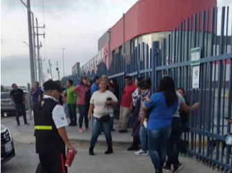 EXIGEN SUS PRESTACIONES Extrabajadores bloquean la entrada a Maquiladora EZO