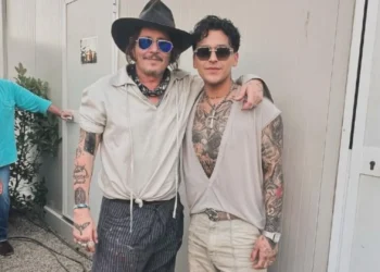 Christian Nodal presume foto con Johnny Depp