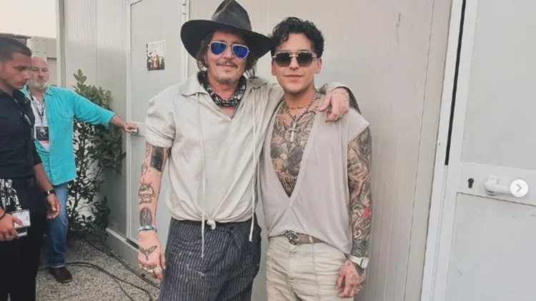 Christian Nodal presume foto con Johnny Depp