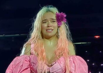 Karol G está de luto y se quiebra en llanto en pleno concierto: “me he sentido muy triste”