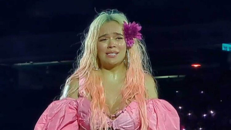 Karol G está de luto y se quiebra en llanto en pleno concierto: “me he sentido muy triste”