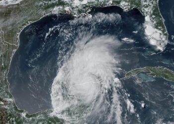La costa de Texas se prepara para impacto de Beryl