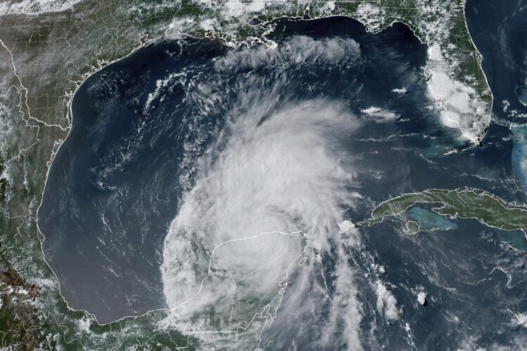 La costa de Texas se prepara para impacto de Beryl