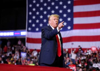 Fiscalía en NY Aplaza Sentencia de Trump por Fallo de Corte Suprema de EU