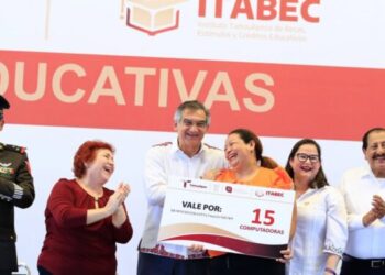 AMÉRICO VILLARREAL Entrega becas que benefician a 54 mil estudiantes de Tamaulipas