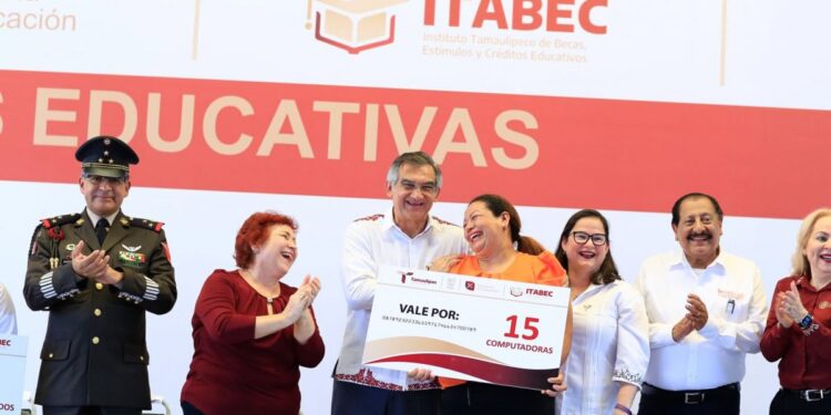 AMÉRICO VILLARREAL Entrega becas que benefician a 54 mil estudiantes de Tamaulipas