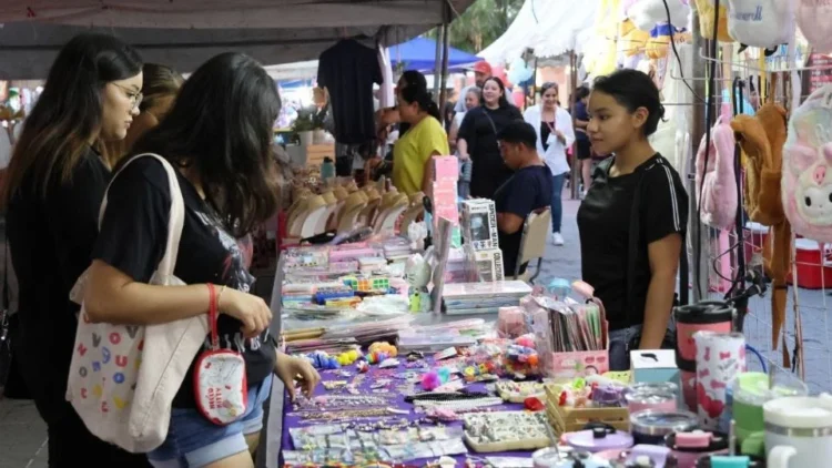 FAMILIAS DE NUEVO LAREDO Disfrutan Bazar UNE en su edición summer