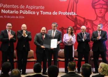 Entrega Américo patentes de aspirante a notarios públicos