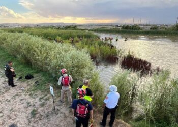 PATRULLA FRONTERIZA Y BOMBEROS Rescatan a 54 migrantes del río Bravo en el Paso
