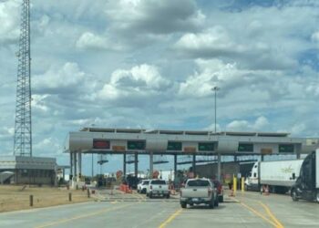 Detienen a trailero en checkpoint; llevaba dos migrantes encerrados