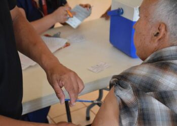 Realizan jornada de vacunación para proteger a adultos mayores