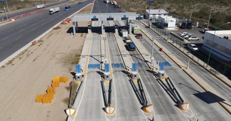 AHORRAN TIEMPO Y DINERO Prefieren transportistas la libre a Monterrey