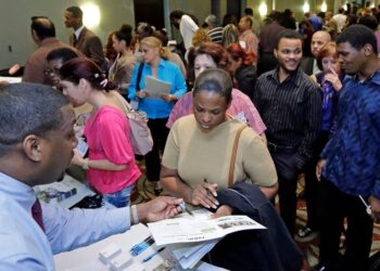 CAE ECONOMÍA EN EUA Crece el desempleo y bajan contrataciones