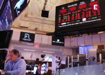¡Wall Street se derrumba! Temor a recesión en EU hace caer bolsas en el mundo