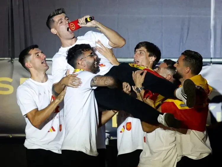 Morata y Rodri suspendidos por cantos ‘ofensivos y discriminatorios’