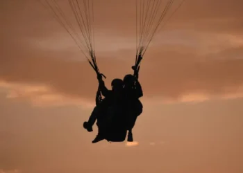 Paracaidistas Mueren Tras Ser Atrapadas en un Tornado de Polvo