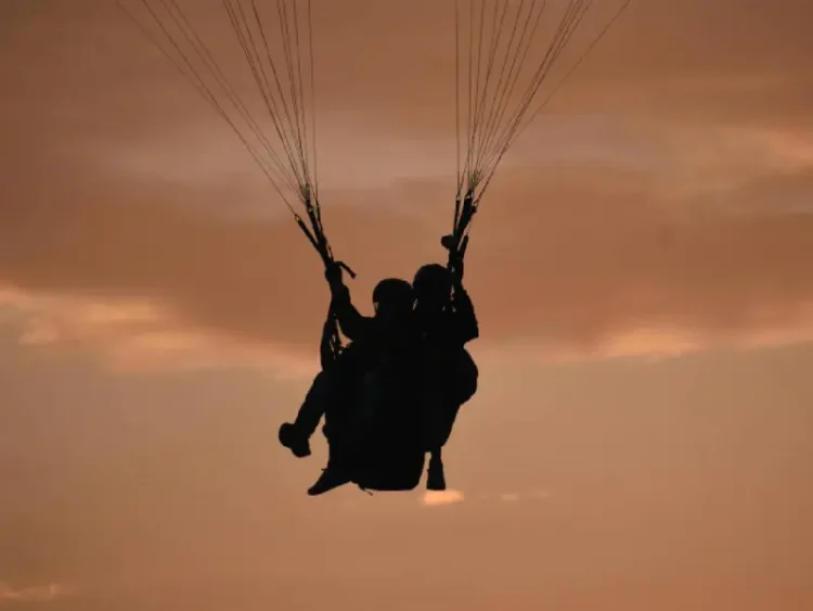 Paracaidistas Mueren Tras Ser Atrapadas en un Tornado de Polvo