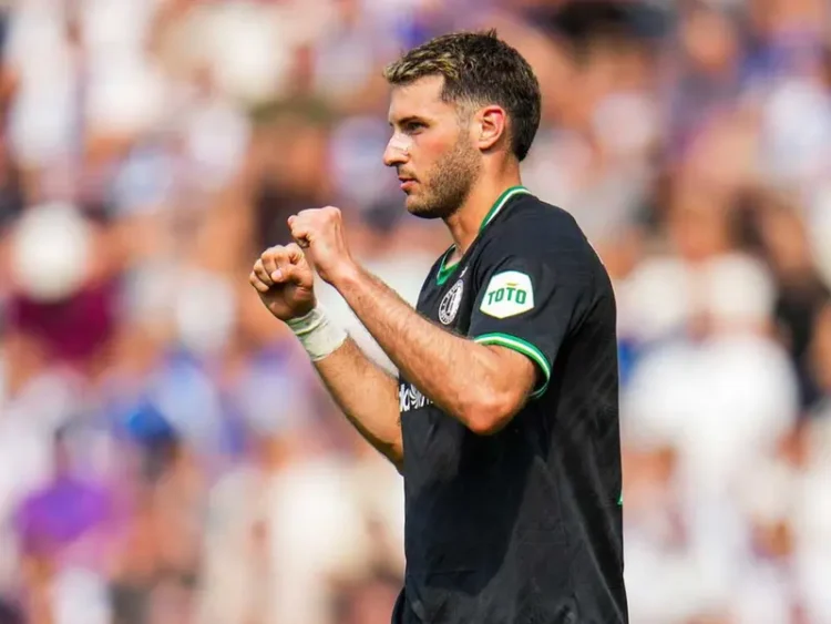 Santiago Giménez Firma Doble en la Goleada del Feyenoord