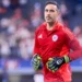 Claudio Bravo anuncia su retiro como futbolista profesional