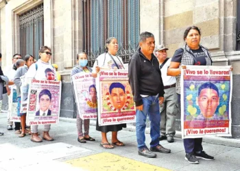 Ruptura en el grupo de padres de los 43 normalistas desaparecidos; acusan discriminación