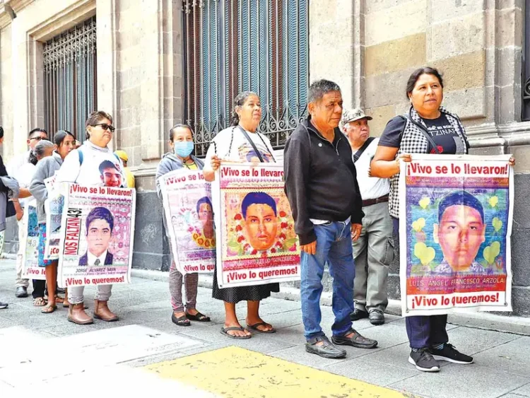 Ruptura en el grupo de padres de los 43 normalistas desaparecidos; acusan discriminación