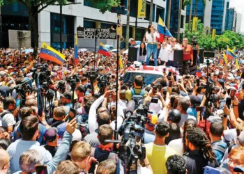 Oposición resiste a un mes de elecciones; cientos marchan en toda Venezuela