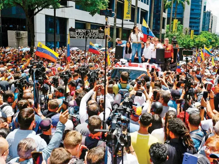 Oposición resiste a un mes de elecciones; cientos marchan en toda Venezuela