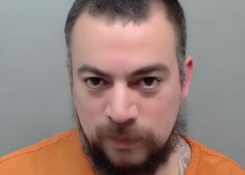 Por estacionarse mal le descubre droga la policía