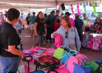 Acuden más de 3 mil a bazar UNE “Regreso a Clases”
