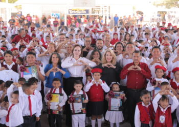 ALCALDESA CARMEN LILIA CANTUROSAS a estudiantes Entrega mochilas, útiles y uniformes