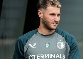 Santi Giménez anota el primer gol de la temporada para Feyenoord