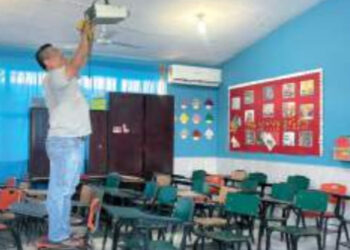 Padres de familia hacen la “talacha” en salones de clases