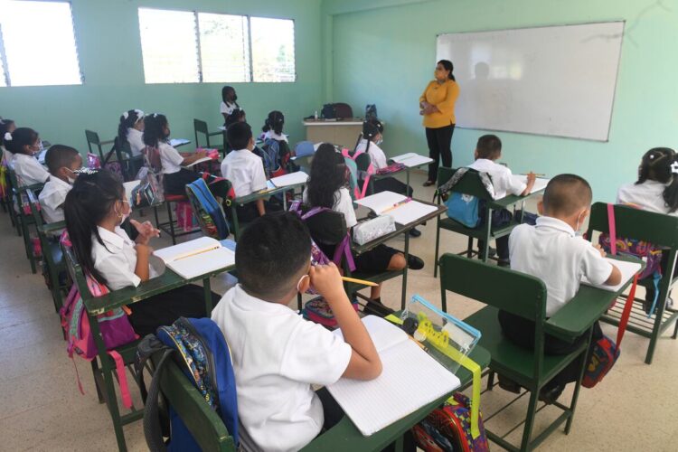 En Nuevo Laredo inician clases 76 mil estudiantes