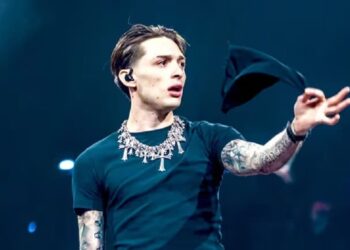 Peso Pluma interrumpe su concierto y lanza fuertes insultos al dueño del lugar donde se presentaba