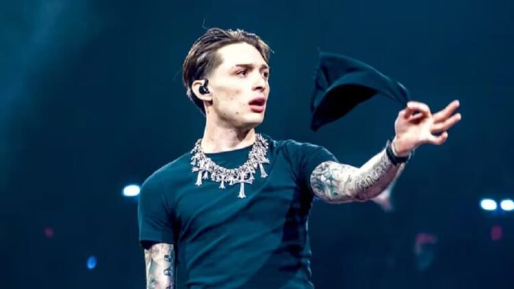 Peso Pluma interrumpe su concierto y lanza fuertes insultos al dueño del lugar donde se presentaba