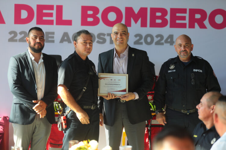 GOBIERNO MUNICIPAL a elementos de Nuevo Laredo Conmemora Día del Bombero