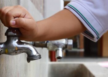 Abate Comapa fugas de agua en escuelas