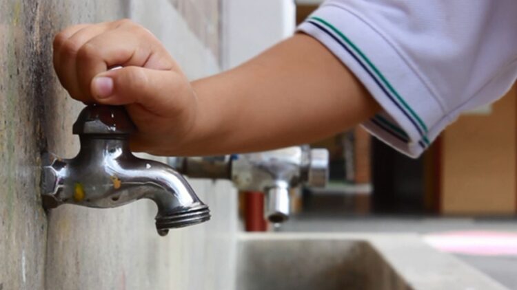 Abate Comapa fugas de agua en escuelas