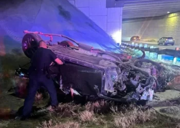 EN CUATRO VIENTOS Joven pierde la vida en fatal volcadura