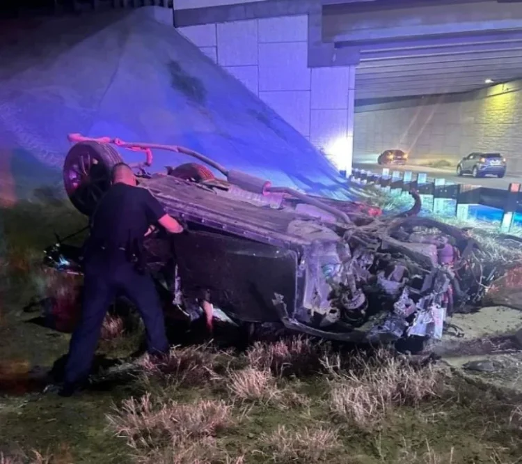 EN CUATRO VIENTOS Joven pierde la vida en fatal volcadura