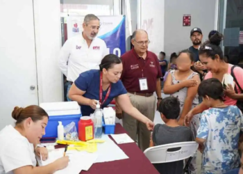 Familias acuden a vacunarse en campaña del DIF y Sector Salud