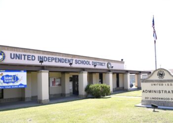 Hay mil 50 vacantes en UISD ocupan educadores y enfermeras