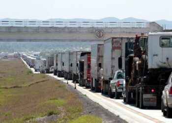 AUTOPISTA DEL VIACRUCIS Tardan siete horas de Mty a N. Laredo