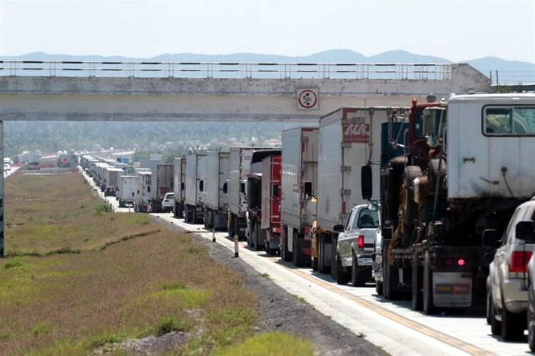 AUTOPISTA DEL VIACRUCIS Tardan siete horas de Mty a N. Laredo