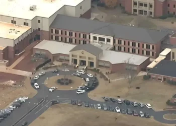 Tiroteo en escuela de Georgia deja cuatro muertos y provoca operativo policial extenso