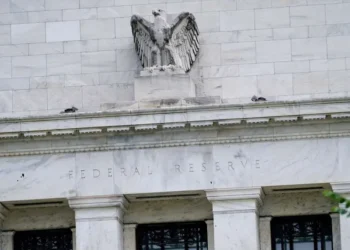 Reserva Federal de EU ‘por fin’ recorta las tasas de interés; reduce medio punto