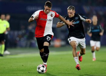 Santiago Giménez y Feyenoord viven pesadilla en el debut de Champions League