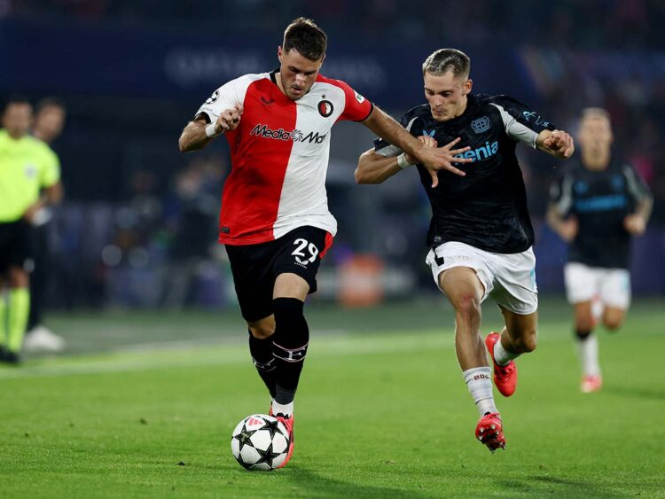 Santiago Giménez y Feyenoord viven pesadilla en el debut de Champions League
