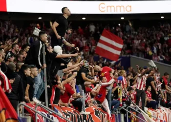 El Atlético de Madrid expulsa de por vida a socio que arrojó objetos al campo
